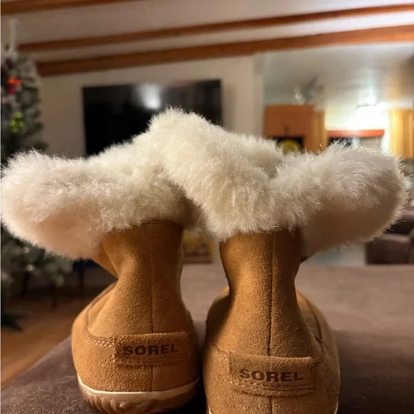 Sorel Tan Boots with White Fur Trim - Picture 2 of 3